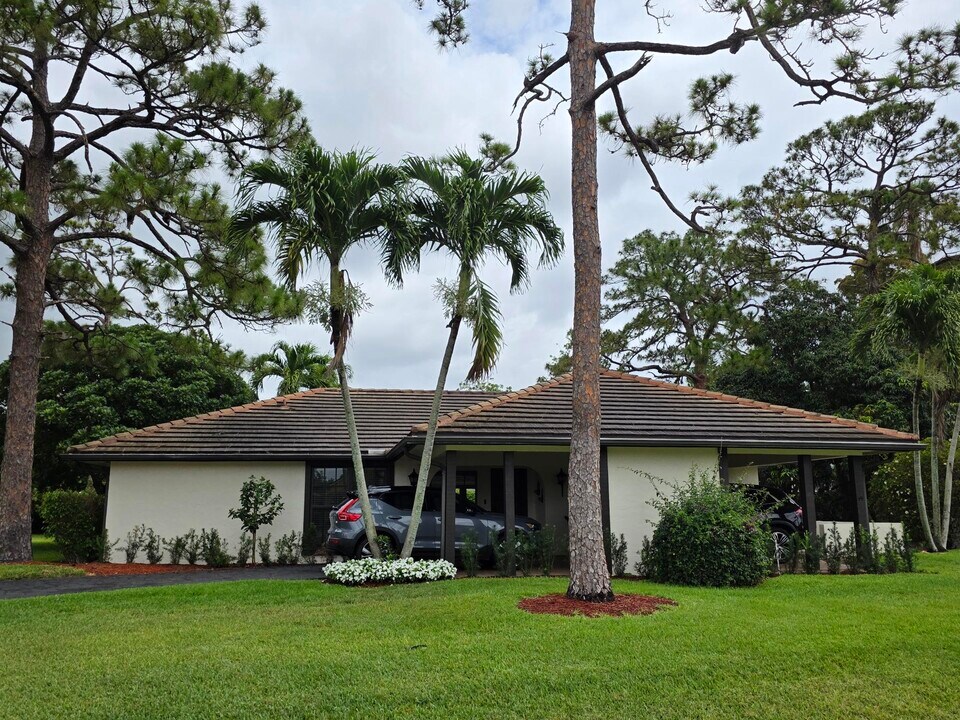 435 Pine Villa Dr in Atlantis, FL - Building Photo