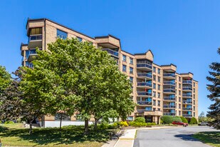 8065 Du Saint-Laurent in Brossard, QC - Building Photo
