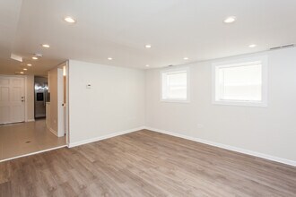 3604 W Roscoe St in Chicago, IL - Foto de edificio - Building Photo