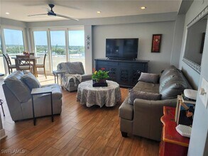 4803 Sunset Ct in Cape Coral, FL - Foto de edificio - Building Photo