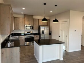 551 Nicholas Lee Dr in Medford, OR - Building Photo - Building Photo