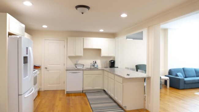 40 Naples Rd, Unit B in Brookline, MA - Building Photo - Building Photo