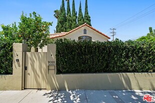 9001 Rosewood Ave in West Hollywood, CA - Building Photo
