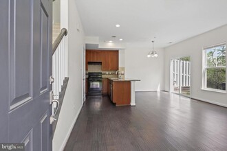 12807 Lotte Dr in Woodbridge, VA - Building Photo - Building Photo