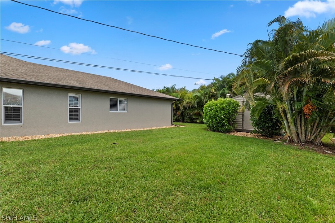 3425 SE 4th Ave in Cape Coral, FL - Foto de edificio