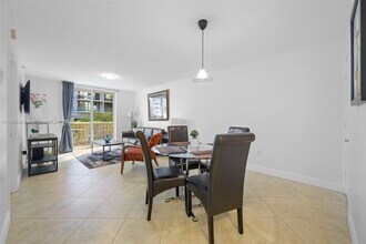 8888 Collins Ave in Surfside, FL - Foto de edificio - Building Photo