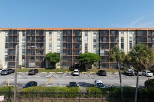 Woodside Apartments in North Miami Beach, FL - Building Photo