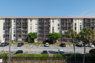 Woodside Apartments in North Miami Beach, FL - Building Photo - Building Photo