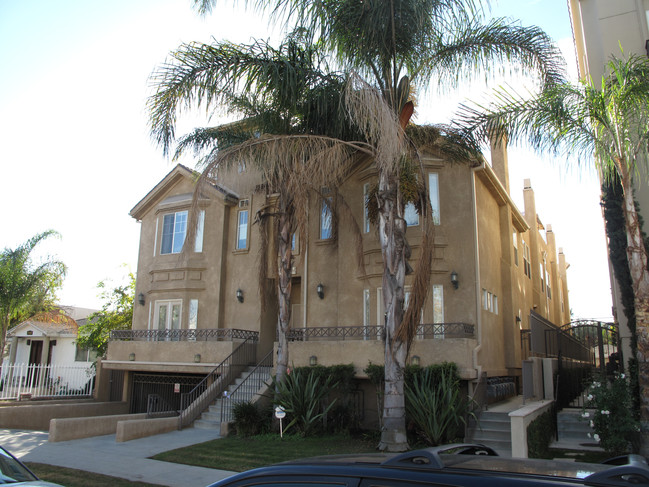 12242 Moorpark St in Studio City, CA - Foto de edificio - Building Photo