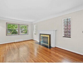 1790 Kenmore Dr in Grosse Pointe Woods, MI - Building Photo - Building Photo
