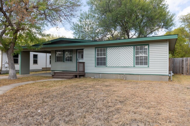 215 Legion Dr W in Converse, TX - Building Photo - Building Photo