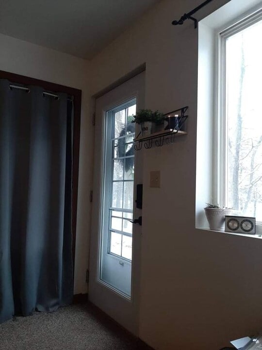 704 Ware St, Unit 2 in Waupaca, WI - Foto de edificio