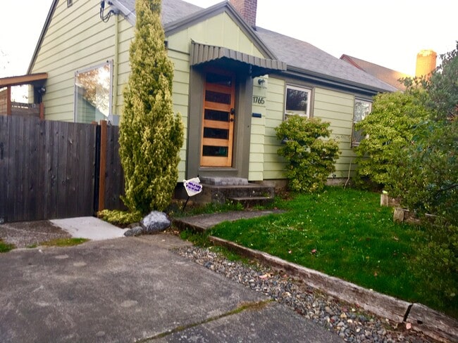 1765 NE Holman St, Unit B in Portland, OR - Building Photo - Building Photo