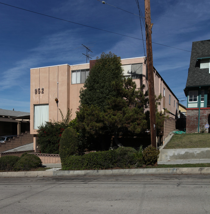 952 Kensington Rd in Los Angeles, CA - Building Photo