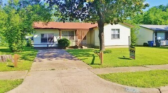 12116 Hoblitzelle Dr in Dallas, TX - Building Photo