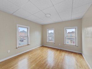 27 W 4th St in Lowell, MA - Building Photo - Building Photo