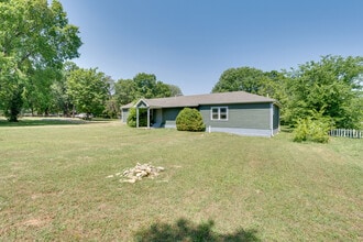 279 Stones River Rd in La Vergne, TN - Foto de edificio - Building Photo