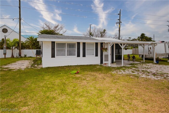 16820 Banyon Dr in Ft. Myers, FL - Building Photo - Building Photo