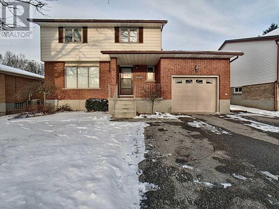 28 Yewholme Dr in Guelph, ON - Building Photo