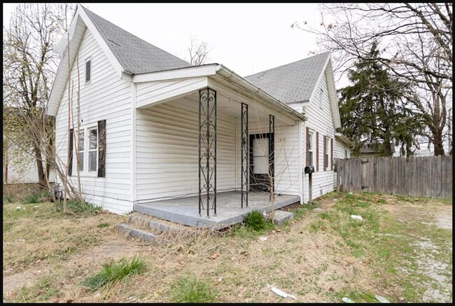 property at 1318 E Illinois St