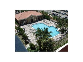 3232 Coral Way, Unit 730 in Coral Gables, FL - Foto de edificio - Building Photo