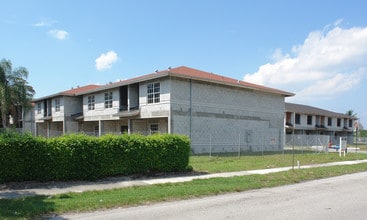 Avon Point Townhomes in North Lauderdale, FL - Foto de edificio - Building Photo