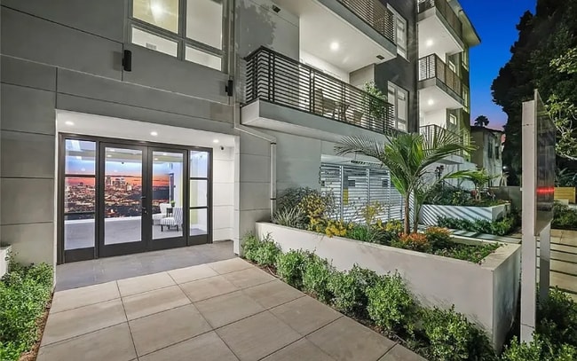 5820 La Mirada Ave in Los Angeles, CA - Building Photo - Building Photo