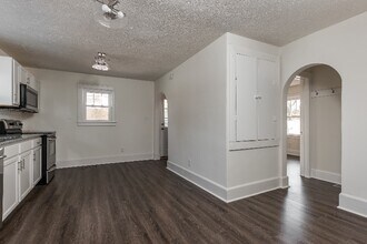 6238 St Marys Rd in Floyds Knobs, IN - Foto de edificio - Building Photo