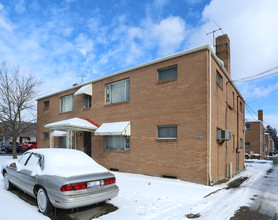 4994 N High St in Columbus, OH - Foto de edificio - Building Photo