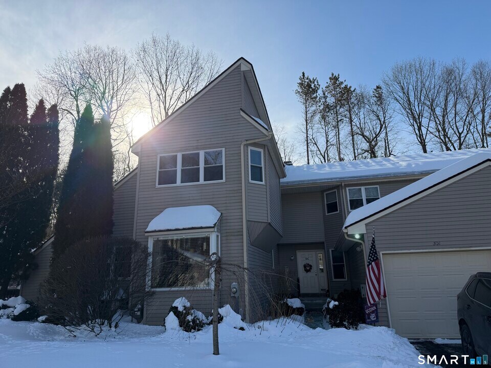 30 Folkstone Rd in East Windsor, CT - Building Photo