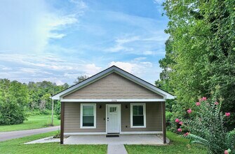 2226 Riverside Dr in Knoxville, TN - Foto de edificio - Building Photo