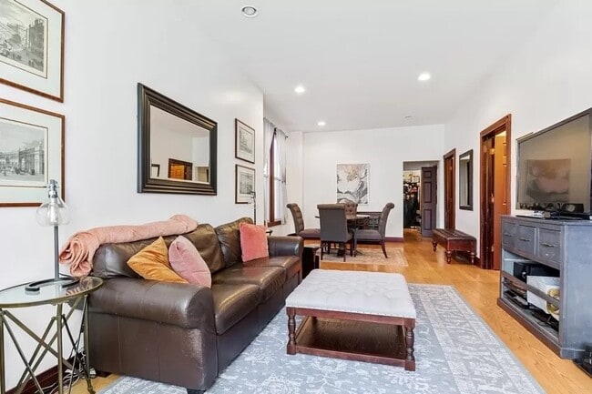 1818 N Albany Ave, Unit 1 in Chicago, IL - Building Photo - Building Photo