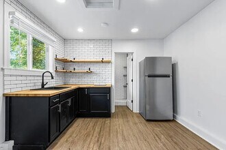 6541 SE 89th Ave, Unit B in Portland, OR - Building Photo - Building Photo