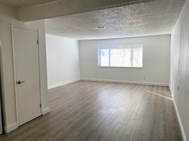 1465 Janrick Ave in Sacramento, CA - Foto de edificio - Building Photo