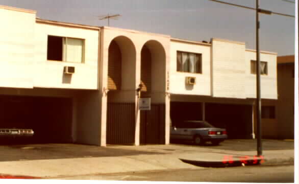 Vanowen Apartments Iii in Van Nuys, CA - Building Photo - Building Photo