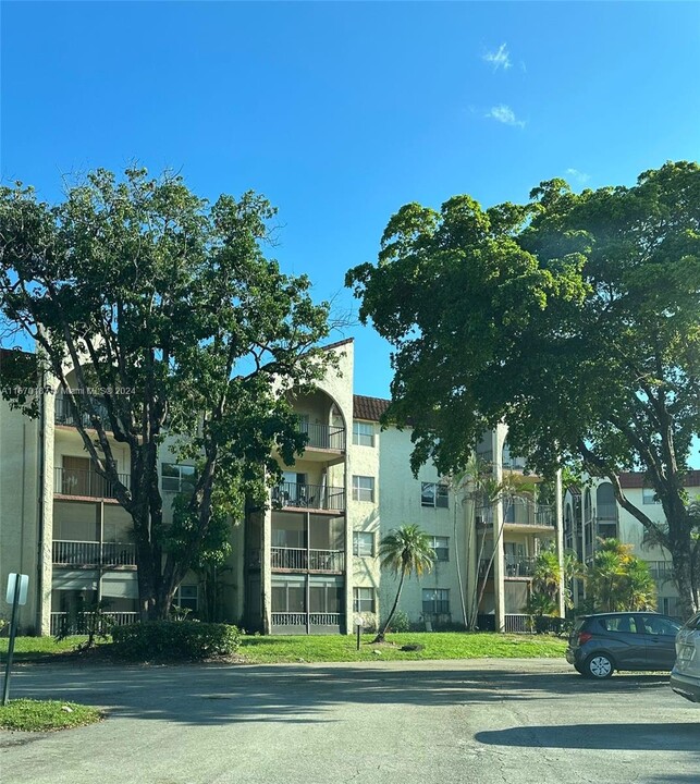 3300 Spanish Moss Terrace in Lauderhill, FL - Building Photo