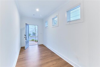 648 Avondale Pk Cir in Decatur, GA - Foto de edificio - Building Photo
