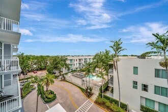 2100 Van Buren St in Hollywood, FL - Foto de edificio - Building Photo