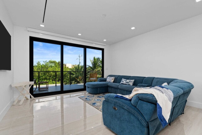 136 Coco Plum Dr in Marathon, FL - Building Photo - Building Photo