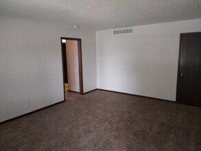 2302 Prairie View East in Ames, IA - Building Photo - Building Photo