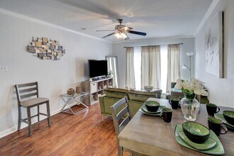 4515 Briar Hollow Pl, Unit 215 in Houston, TX - Foto de edificio - Building Photo