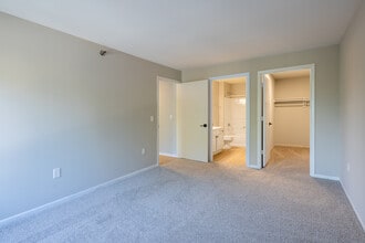 Biscayne Apartments in Racine, WI - Building Photo - Interior Photo
