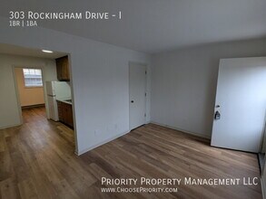 303 Rockingham Dr in Harrisonburg, VA - Foto de edificio - Building Photo
