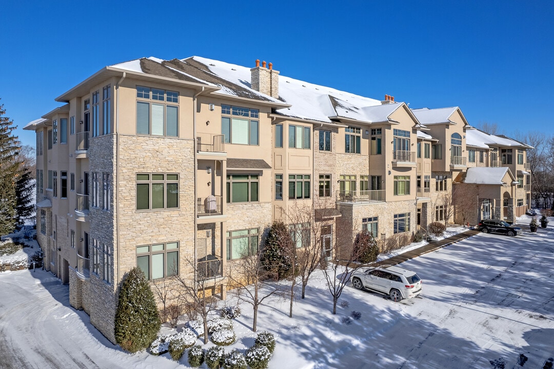 555 Oak Ridge Pl in Hopkins, MN - Foto de edificio