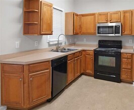 2555 Flat Shoals Rd in Atlanta, GA - Foto de edificio - Building Photo