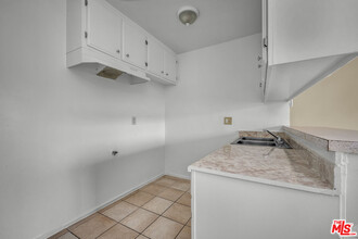 1095 W 39th St in Los Angeles, CA - Building Photo - Building Photo