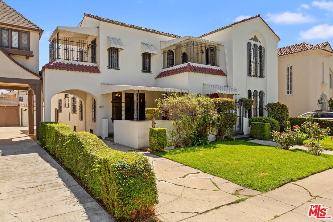 1028 Meadowbrook Ave in Los Angeles, CA - Foto de edificio