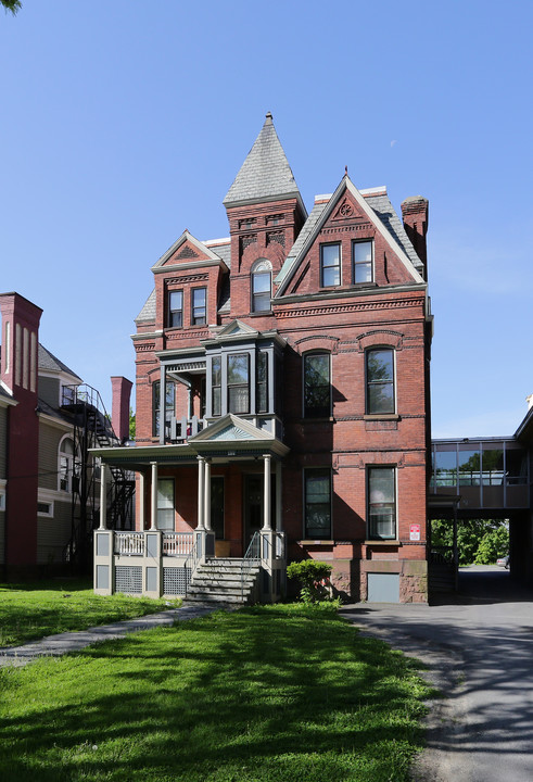 688 Madison Ave in Albany, NY - Building Photo