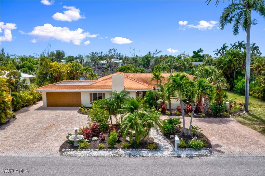 9421 Moonlight Dr in Sanibel, FL - Building Photo