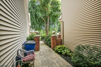 10 Conklin Ct in Roseland, NJ - Building Photo - Building Photo